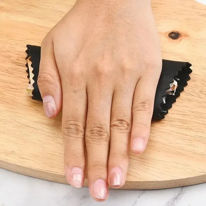 Tube à dénuder l'ail, éplucheu - Kitchen Gadgets Useful avis et prix